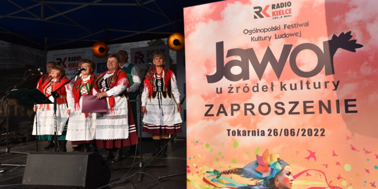 „Jawor u źródeł kultury. Zaproszenie”. W Małogoszczu i Michałowie muzyka ludowa połączyła pokolenia - Radio Kielce