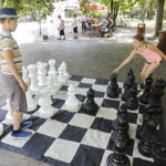 Królowały szachowe zagadki - Radio Kielce Kielce. Park miejski. Wakacyjna Szkoła Szachowa Polskiego Radia Kielce / Fot. Jarosław Kubalski - Radio Kielce