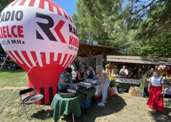 25.06.2022. Tokarnia. Finał Ogólnopolskiego Festiwalu Kultury Ludowej „Jawor u źródeł kultury”. Kramy rękodzielników / Fot. Jarosław Kubalski - Radio Kielce