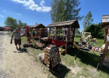 25.06.2022. Tokarnia. Finał Ogólnopolskiego Festiwalu Kultury Ludowej „Jawor u źródeł kultury”. Kramy rękodzielników / Fot. Jarosław Kubalski - Radio Kielce