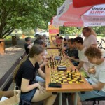 30.06.2022. Kielce. Park Miejski. Wakacyjna Szkoła Szachowa Radia Kielce / Fot. Jakub Rożek - Radio Kielce