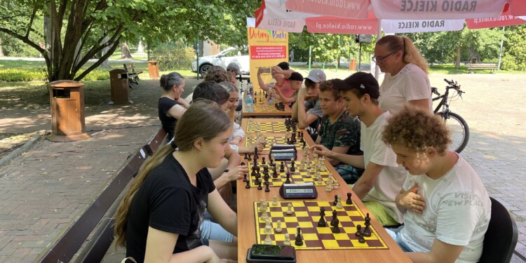 30.06.2022. Kielce. Park Miejski. Wakacyjna Szkoła Szachowa Radia Kielce / Fot. Jakub Rożek - Radio Kielce