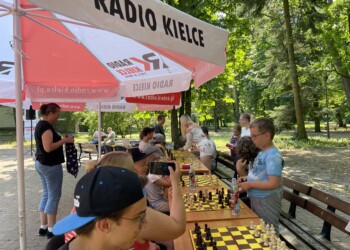 30.06.2022. Kielce. Park Miejski. Wakacyjna Szkoła Szachowa Radia Kielce / Fot. Jakub Rożek - Radio Kielce