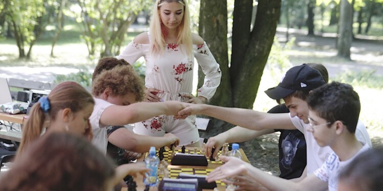 30.06.2022. Kielce. Park Miejski. Wakacyjna Szkoła Szachowa Radia Kielce / Fot. Jarosław Kubalski - Radio Kielce