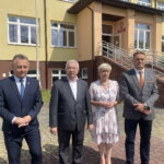 17.06.2022. Bolmin. Wizyta w szkole podstawowej w Bolminie. Na zdjęciu (od lewej): Robert Jaworski - burmistrz Chęcin, Krzysztof Lipiec - prezes świętokrzyskich struktur PiS, Małgorzata Markiewicz - dyrektor szkoły podstawowej w Bolminie i Mirosław Gębski - starosta kielecki / Fot. Monika Miller - Radio Kielce