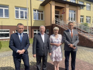 17.06.2022. Bolmin. Wizyta w szkole podstawowej w Bolminie. Na zdjęciu (od lewej): Robert Jaworski - burmistrz Chęcin, Krzysztof Lipiec - prezes świętokrzyskich struktur PiS, Małgorzata Markiewicz - dyrektor szkoły podstawowej w Bolminie i Mirosław Gębski - starosta kielecki / Fot. Monika Miller - Radio Kielce