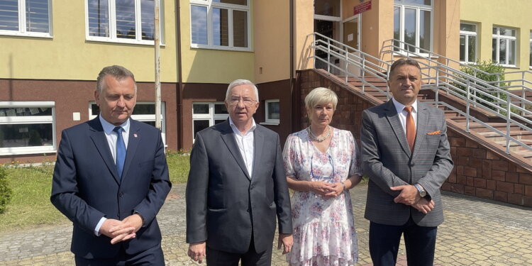 17.06.2022. Bolmin. Wizyta w szkole podstawowej w Bolminie. Na zdjęciu (od lewej): Robert Jaworski - burmistrz Chęcin, Krzysztof Lipiec - prezes świętokrzyskich struktur PiS, Małgorzata Markiewicz - dyrektor szkoły podstawowej w Bolminie i Mirosław Gębski - starosta kielecki / Fot. Monika Miller - Radio Kielce