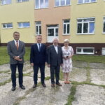 17.06.2022. Bolmin. Wizyta w szkole podstawowej w Bolminie. Na zdjęciu (od lewej): Mirosław Gębski - starosta kielecki, Robert Jaworski - burmistrz Chęcin, Krzysztof Lipiec - prezes świętokrzyskich struktur PiS i Małgorzata Markiewicz - dyrektor szkoły podstawowej w Bolminie/ Fot. Monika Miller - Radio Kielce