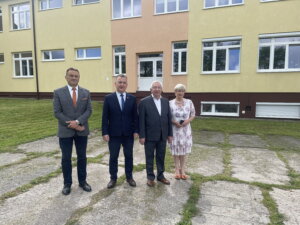 17.06.2022. Bolmin. Wizyta w szkole podstawowej w Bolminie. Na zdjęciu (od lewej): Mirosław Gębski - starosta kielecki, Robert Jaworski - burmistrz Chęcin, Krzysztof Lipiec - prezes świętokrzyskich struktur PiS i Małgorzata Markiewicz - dyrektor szkoły podstawowej w Bolminie/ Fot. Monika Miller - Radio Kielce