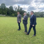 17.06.2022. Bolmin. Wizyta w szkole podstawowej w Bolminie. Na zdjęciu (od lewej): Mirosław Gębski - starosta kielecki, Krzysztof Lipiec - prezes świętokrzyskich struktur PiS i Robert Jaworski - burmistrz Chęcin / Fot. Monika Miller - Radio Kielce