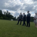 17.06.2022. Bolmin. Wizyta w szkole podstawowej w Bolminie. Na zdjęciu (od lewej): Mirosław Gębski - starosta kielecki, Krzysztof Lipiec - prezes świętokrzyskich struktur PiS, Robert Jaworski - burmistrz Chęcin i Małgorzata Markiewicz - dyrektor szkoły podstawowej w Bolminie/ Fot. Monika Miller - Radio Kielce