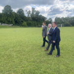 17.06.2022. Bolmin. Wizyta w szkole podstawowej w Bolminie. Na zdjęciu (od lewej): Mirosław Gębski - starosta kielecki, Krzysztof Lipiec - prezes świętokrzyskich struktur PiS, Robert Jaworski - burmistrz Chęcin i Małgorzata Markiewicz - dyrektor szkoły podstawowej w Bolminie/ Fot. Monika Miller - Radio Kielce