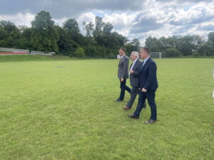 17.06.2022. Bolmin. Wizyta w szkole podstawowej w Bolminie. Na zdjęciu (od lewej): Mirosław Gębski - starosta kielecki, Krzysztof Lipiec - prezes świętokrzyskich struktur PiS, Robert Jaworski - burmistrz Chęcin i Małgorzata Markiewicz - dyrektor szkoły podstawowej w Bolminie/ Fot. Monika Miller - Radio Kielce