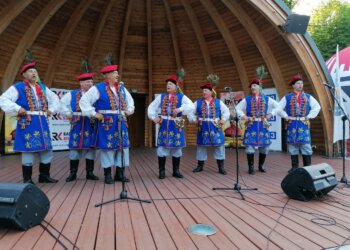 „Jawor u źródeł kultury. Zaproszenie”. Ludowe nuty zabrzmiały w Busku-Zdroju i Łoniowie - Radio Kielce