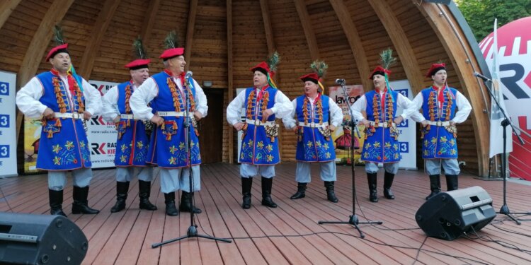 „Jawor u źródeł kultury. Zaproszenie”. Ludowe nuty zabrzmiały w Busku-Zdroju i Łoniowie - Radio Kielce