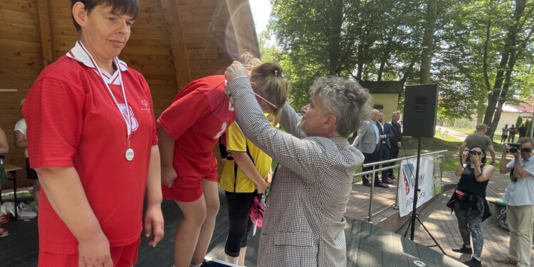 23.06.2022. Zgórsko. 28. Wojewódzka Olimpiada Lekkoatletyczna dla Osób Niepełnosprawnych. Na zdjęciu (z prawej): senator Krzysztof Słoń / Fot. Iwona Murawska - Radio Kielce