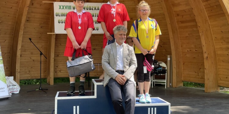 23.06.2022. Zgórsko. 28. Wojewódzka Olimpiada Lekkoatletyczna dla Osób Niepełnosprawnych. Na zdjęciu: senator Krzysztof Słoń / Fot. Iwona Murawska - Radio Kielce