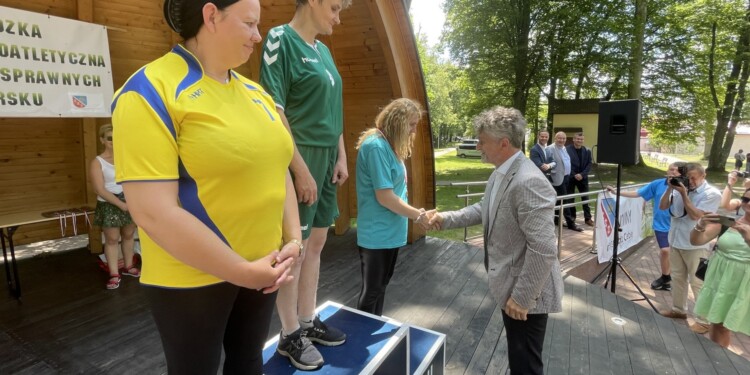 23.06.2022. Zgórsko. 28. Wojewódzka Olimpiada Lekkoatletyczna dla Osób Niepełnosprawnych. Na zdjęciu (z prawej): senator Krzysztof Słoń / Fot. Iwona Murawska - Radio Kielce