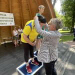 23.06.2022. Zgórsko. 28. Wojewódzka Olimpiada Lekkoatletyczna dla Osób Niepełnosprawnych. Na zdjęciu (z prawej): senator Krzysztof Słoń / Fot. Iwona Murawska - Radio Kielce