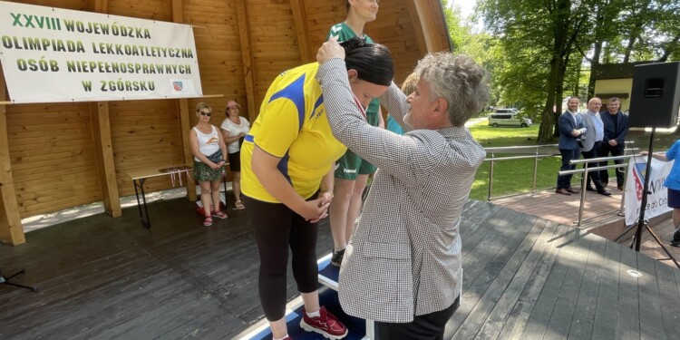 23.06.2022. Zgórsko. 28. Wojewódzka Olimpiada Lekkoatletyczna dla Osób Niepełnosprawnych. Na zdjęciu (z prawej): senator Krzysztof Słoń / Fot. Iwona Murawska - Radio Kielce