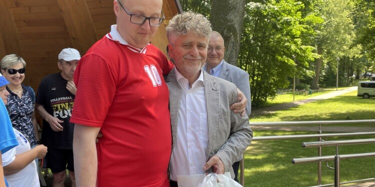 23.06.2022. Zgórsko. 28. Wojewódzka Olimpiada Lekkoatletyczna dla Osób Niepełnosprawnych. Na zdjęciu (z prawej): senator Krzysztof Słoń / Fot. Iwona Murawska - Radio Kielce