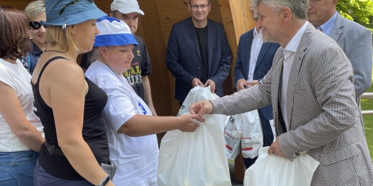 23.06.2022. Zgórsko. 28. Wojewódzka Olimpiada Lekkoatletyczna dla Osób Niepełnosprawnych. Na zdjęciu (z prawej): senator Krzysztof Słoń / Fot. Iwona Murawska - Radio Kielce