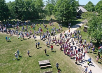 „Jawor – u źródeł kultury” 2022. Festiwalowy korowód w skansenie w Tokarni - Radio Kielce