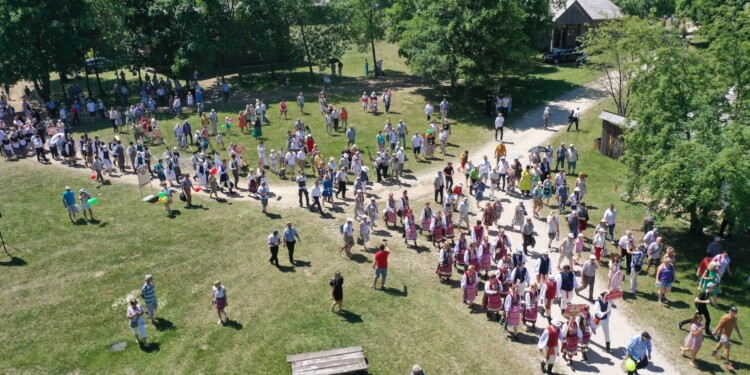 „Jawor – u źródeł kultury” 2022. Festiwalowy korowód w skansenie w Tokarni - Radio Kielce