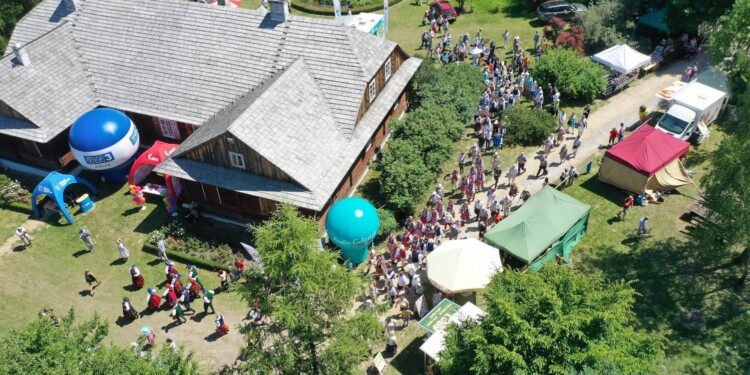 „Jawor – u źródeł kultury” 2022. Korowód festiwalowy w skansenie w Tokarni - Radio Kielce