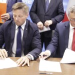 28.06.2022. Kielce. Podpisanie umowy na modernizację stołówek z regionu. Na zdjęciu (od lewej): Marcin Chłodnicki - wiceprezydent Kielc, Zbigniew Koniusz - wojewoda świętokrzyski / Fot. Jarosław Kubalski - Radio Kielce