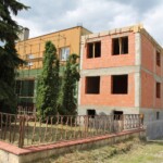 23.06.2022. Wiślica. Modernizowany budynek na potrzeby biblioteki / Fot. Marta Gajda-Kruk - Radio Kielce