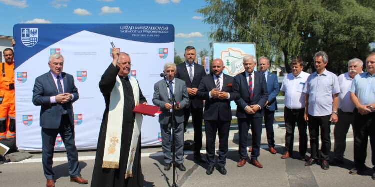 24.06.2022. Kazimierza Wielka. Otwarcie obwodnicy. Na zdjęciu: Janusz Mularz - proboszcz parafii Podwyższenia Krzyża Świętego w Kazimierzy Wielkiej / Fot. Marta Gajda-Kruk - Radio Kielce