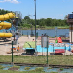 Basen w Stopnicy oblegany przez miłośników kąpieli - Radio Kielce 25.06.2022. Stopnica. Otwarcie basenu / Fot. Marta Gajda-Kruk - Radio Kielce