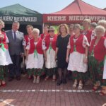 19.06.2022. Kierz Niedźwiedzi. Oddanie do użytku sceny przy Szkole Podstawowej im. Rotmistrza Witolda Pileckiego. Na zdjęciu: Jacek Bryzik - wójt Skarżyska Kościelnego, Agata Wojtyszek - poseł PiS i panie z Koła Gospodyń Wiejskich „Kierzanki” / Fot. Anna Głąb - Radio Kielce