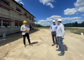 22.06.2022. Sandomierz. Budowa bloku z mieszkaniami socjalnymi i komunalnymi na ul. Lubelskiej. Na zdjęciu (od lewej): Piotr Wójtowicz - naczelnik Wydziału Inwestycji, Rozwoju i Promocji w urzędzie miasta, Marcin Marzec - burmistrz Sandomierza, Michał Piotrowski - kierownik budowy / Fot. Grażyna Szlęzak