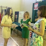 24.06.2022. Sandomierz. Uroczystość zakończenia roku szkolnego w II Liceum Ogólnokształcącym, podczas której podpisano akt o patronacie Politechniki Świętokrzyskiej dla tej szkoły. Na zdjęciu (w środku): Barbara Majewska - dyrektor II Liceum Ogólnokształcącego im. T. Kościuszki w Sandomierzu