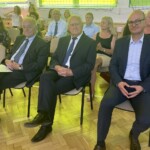 24.06.2022. Sandomierz. Uroczystość zakończenia roku szkolnego w II Liceum Ogólnokształcącym, podczas której podpisano akt o patronacie Politechniki Świętokrzyskiej dla tej szkoły. Na zdjęciu (od lewej): prof. Stanisław Adamczak - były rektor Politechniki Świętokrzyskiej w Kielcach, Tomasz Huk - przewodniczący Rady Powiatu Sandomierskiego, Paweł Niedźwiedź - wicestarosta sandomierski / Fot. Grażyna Szlęzak