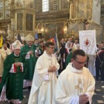 26.06.2022. Sandomierz. Uroczystości kończące IV Kongres Eucharystyczny Diecezji Sandomierskiej. Na zdjęciu (od lewej): biskup Krzysztof Nitkiewicz, kardynał Gerhard Muller