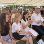 26.06.2022. Ossolin. Piknik rycerski. Na zdjęciu (centralnie) senator Jarosław Rusiecki / Fot. Grażyna Szlęzak - Radio Kielce