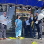 26.06.2022. Ossolin. Piknik rycerski. Na zdjęciu (od prawej): burmistrz Klimontowa Marek Goździewski - burmistrz Klimontowa, Marcin Piwnik - starosta sandomierski, Tomasz Huk - przewodniczący Rady Powiatu Sandomierskiego, Anna Dymna / Fot. Grażyna Szlęzak - Radio Kielce