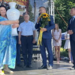 26.06.2022. Ossolin. Piknik rycerski. Na zdjęciu (od prawej): burmistrz Klimontowa Marek Goździewski - burmistrz Klimontowa, Marcin Piwnik - starosta sandomierski, Tomasz Huk - przewodniczący Rady Powiatu Sandomierskiego, Anna Dymna / Fot. Grażyna Szlęzak - Radio Kielce