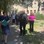 27.06.2022. Sandomierz. Ogród przy Szkoły Podstawowej i Liceum Katolickiego im. św. Królowej Jadwigi w Sandomierzu. Na zdjęciu (od lewej): Agata Paluch - dyrektor Szkoły Podstawowej i Liceum Katolickiego w Sandomierzu i kardynał Gerhard Müller / Grażyna Szlęzak - Radio Kielce