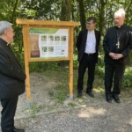 27.06.2022. Sandomierz. Ogród przy Szkoły Podstawowej i Liceum Katolickiego im. św. Królowej Jadwigi w Sandomierzu. Na zdjęciu (od lewej): bp Krzysztof Nitkiewicz - ordynariusz diecezji sandomierskiej, ks. Sławomir Śledziński i kardynał Gerhard 27.06.2022. Sandomierz. Ogród przy Szkoły Podstawowej i Liceum Katolickiego im. św. Królowej Jadwigi w Sandomierzu. Na zdjęciu (od lewej): Agata Paluch - dyrektor Szkoły Podstawowej i Liceum Katolickiego w Sandomierzu i kardynał Gerhard Müller / Grażyna Szlęzak - Radio Kielce / Grażyna Szlęzak - Radio Kielce