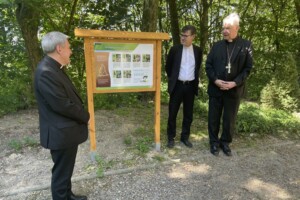 27.06.2022. Sandomierz. Ogród przy Szkoły Podstawowej i Liceum Katolickiego im. św. Królowej Jadwigi w Sandomierzu. Na zdjęciu (od lewej): bp Krzysztof Nitkiewicz - ordynariusz diecezji sandomierskiej, ks. Sławomir Śledziński i kardynał Gerhard 27.06.2022. Sandomierz. Ogród przy Szkoły Podstawowej i Liceum Katolickiego im. św. Królowej Jadwigi w Sandomierzu. Na zdjęciu (od lewej): Agata Paluch - dyrektor Szkoły Podstawowej i Liceum Katolickiego w Sandomierzu i kardynał Gerhard Müller / Grażyna Szlęzak - Radio Kielce / Grażyna Szlęzak - Radio Kielce