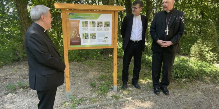 27.06.2022. Sandomierz. Ogród przy Szkoły Podstawowej i Liceum Katolickiego im. św. Królowej Jadwigi w Sandomierzu. Na zdjęciu (od lewej): bp Krzysztof Nitkiewicz - ordynariusz diecezji sandomierskiej, ks. Sławomir Śledziński i kardynał Gerhard 27.06.2022. Sandomierz. Ogród przy Szkoły Podstawowej i Liceum Katolickiego im. św. Królowej Jadwigi w Sandomierzu. Na zdjęciu (od lewej): Agata Paluch - dyrektor Szkoły Podstawowej i Liceum Katolickiego w Sandomierzu i kardynał Gerhard Müller / Grażyna Szlęzak - Radio Kielce / Grażyna Szlęzak - Radio Kielce