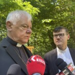 27.06.2022. Sandomierz. Ogród przy Szkoły Podstawowej i Liceum Katolickiego im. św. Królowej Jadwigi w Sandomierzu. Na zdjęciu (od lewej): kardynał Gerhard Müller i ks. Sławomir Śledziński / Grażyna Szlęzak - Radio Kielce