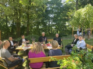 27.06.2022. Sandomierz. Ogród przy Szkoły Podstawowej i Liceum Katolickiego im. św. Królowej Jadwigi w Sandomierzu / Grażyna Szlęzak - Radio Kielce