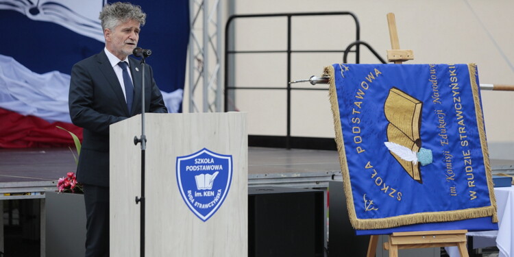 21.06.2022. Ruda Strawczyńska. Nadanie szkole imienia Komisji Edukacji Narodowej. Na zdjęciu: senator Krzysztof Słoń / Fot. Wiktor Taszłow - Radio Kielce