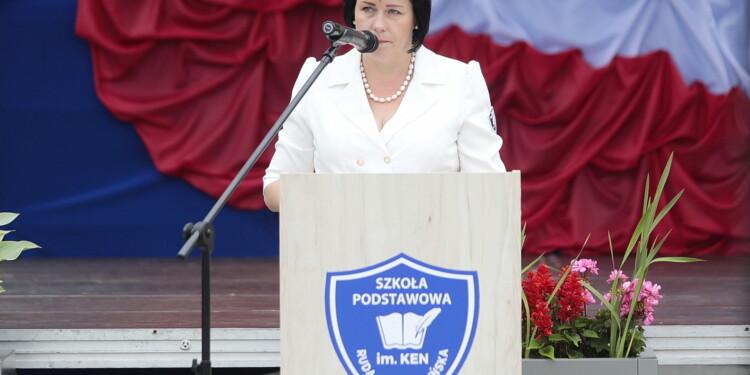 21.06.2022. Ruda Strawczyńska. Nadanie szkole imienia Komisji Edukacji Narodowej. Na zdjęciu: Agnieszka Prędota-Gad - dyrektor szkoły / Fot. Wiktor Taszłow - Radio Kielce