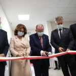 21.056.2022. Kielce. Otwarcie nowego pawilonu szpitalnego w Świętokrzyskim Centrum Psychiatrii. Na zdjęciu (od lewej): Zbigniew Koniusz - wojewoda świętokrzyski, Małgorzata Kiebzak - dyrektor świętokrzyskiego oddziału NFZ, Marek Bogusławski - wicemarszałek województwa świętokrzyskiego, Piotr Kiełbowski- dyrektor Świętokrzyskiego Centrum Psychiatrii / Fot. Wiktor Taszłow - Radio Kielce